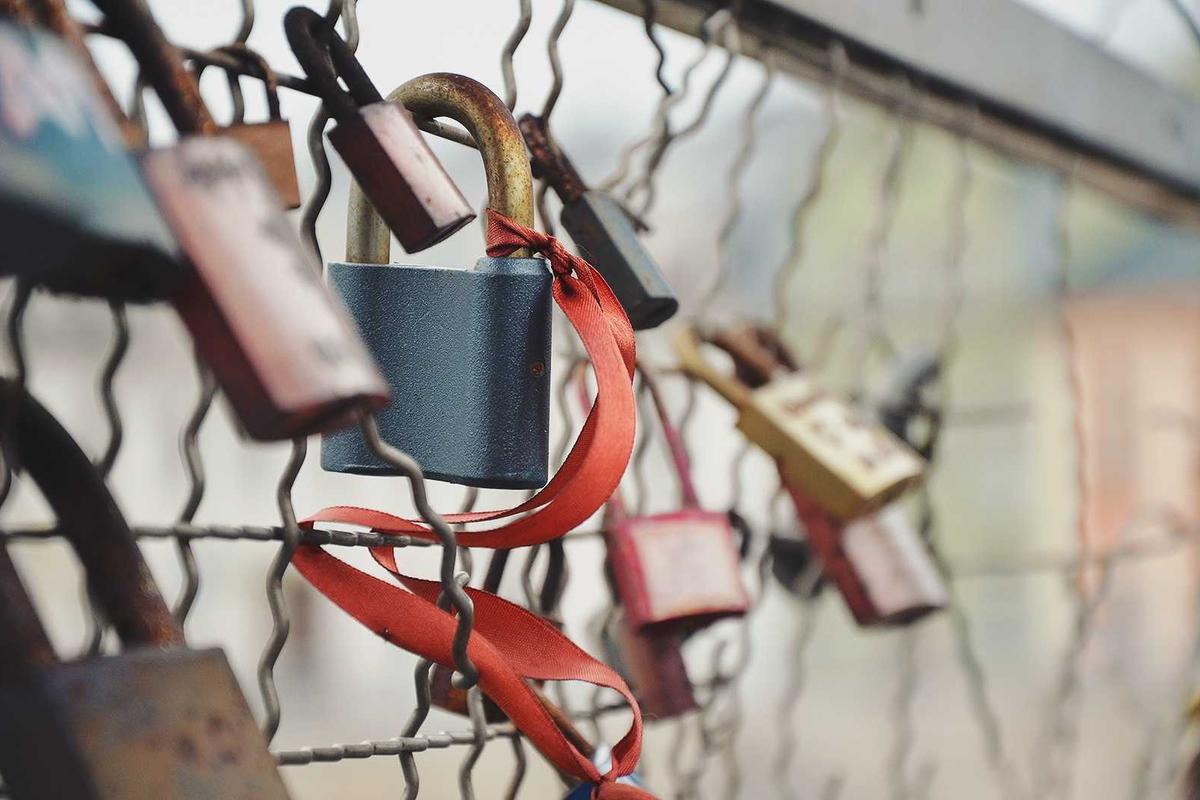 Jeune orateur s'exerçant au pupitre devant le groupe